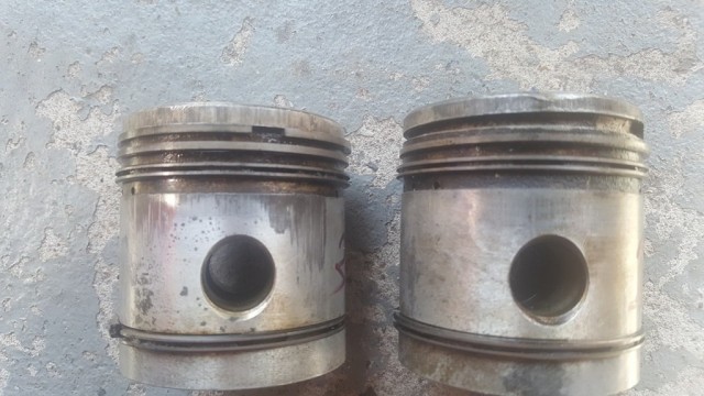 wear on sides of pistons 2 and 3.jpg